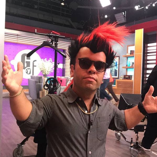 Juan Espinosa nació con acromioplastia, una condición que no le permitió crecer después de los 10 años; de hecho, los doctores le dijeron a su mamá que no pasaría de los 12 años