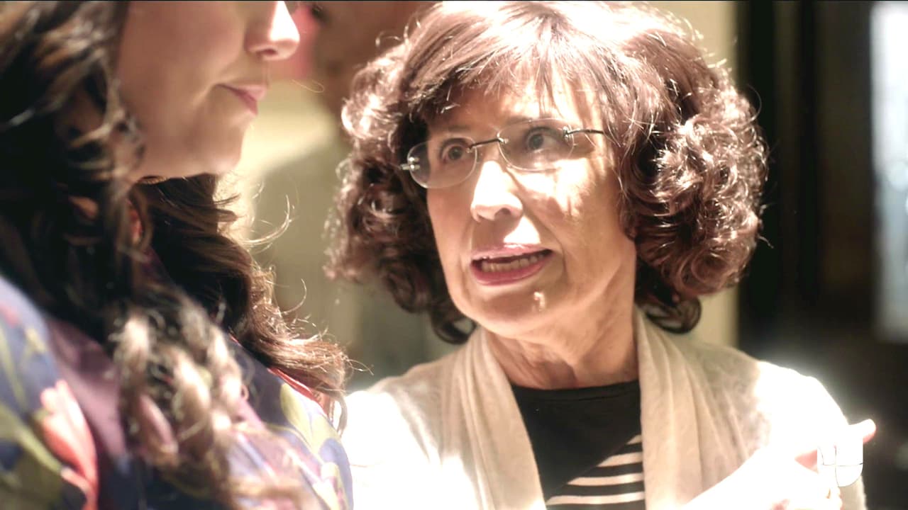 Doña Rosa le dice a Jenni que Gabo y Gigi no le dan confianza y siente que la van a traicionar.