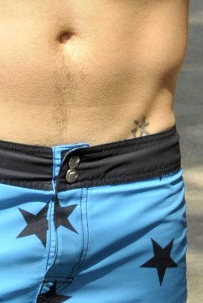 ¿De quién este sensual tatuaje en el área de los oblicuos?