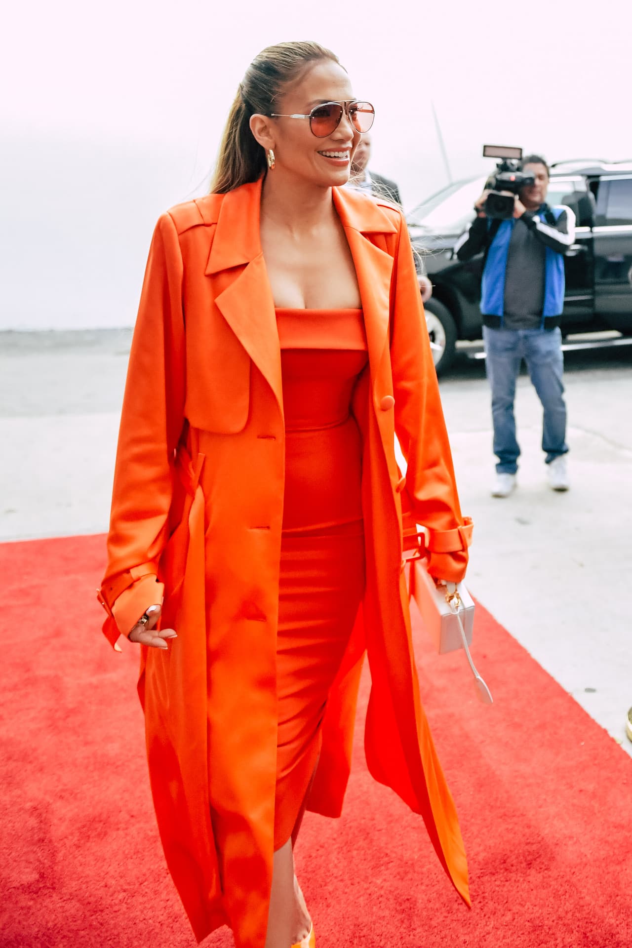 El fitting de la gabardina era ligeramente oversize, como se notaba en las mangas.