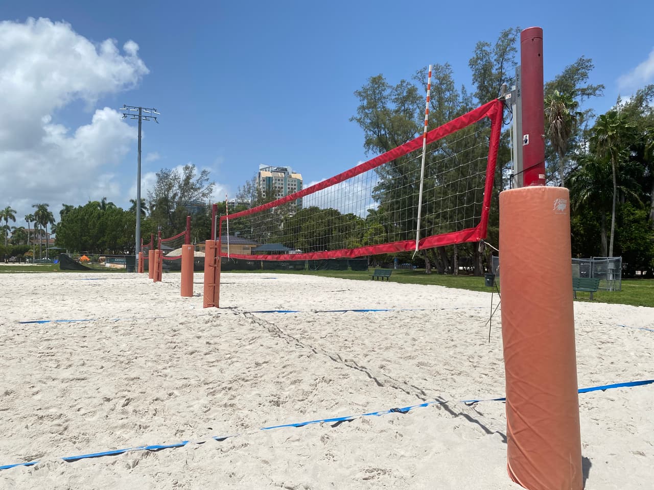 El parque también cuenta con canchas de voleibol de playa.