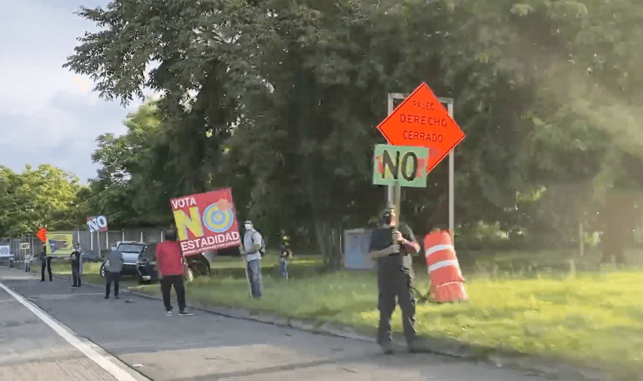 Manifestantes a favor del "No" en el próximo plebiscito llegaron hasta el expreso 18 en horas de la mañana del miércoles.
