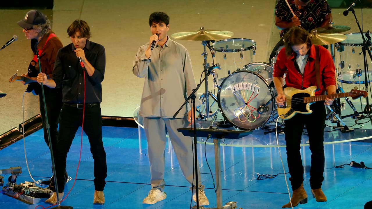 Ezra Koenig, de Vampire Weekend, se presentó junto a Phoenix durante la clausura de los Juegos Olímpicos.