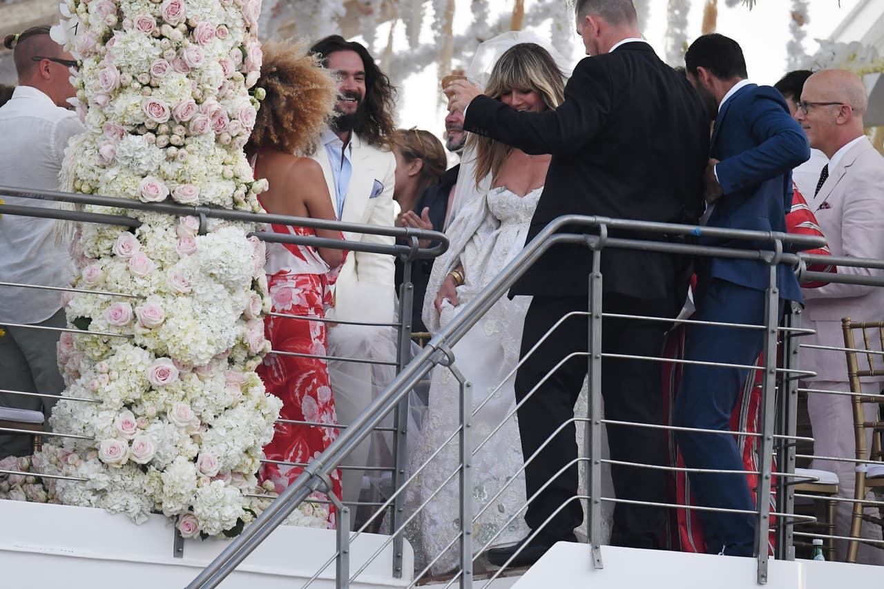 La felicidad de la pareja fue compartida por los asistentes a la boda.