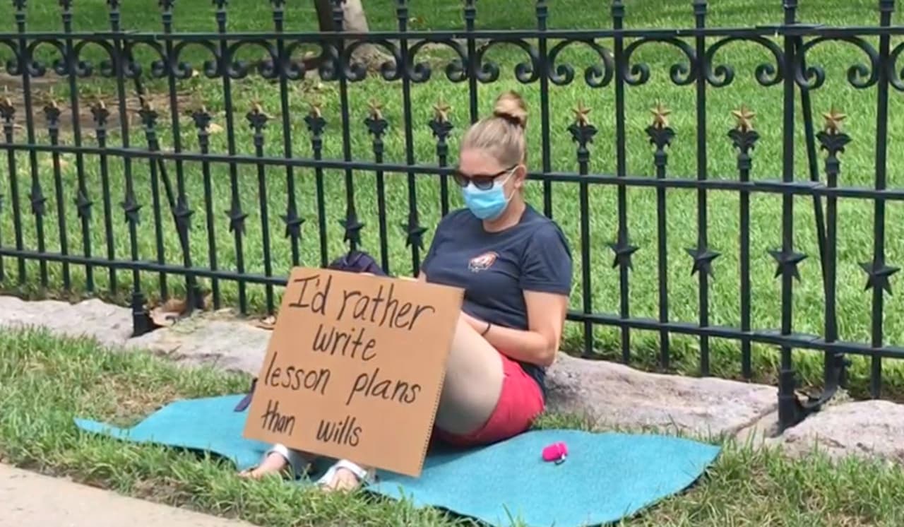 Los funcionarios del distrito escolar de Leander pidieron que se impartieran clases en línea hasta que "el promedio de hospitalización de siete días sea de cinco o menos".