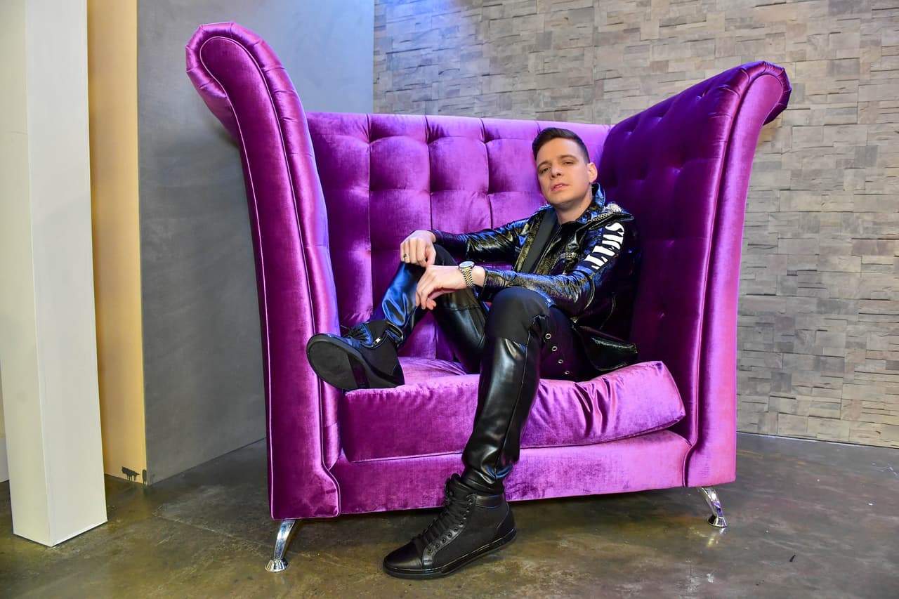 El influencer 
<b>Marko </b> también se hizo presente en la séptima gala de Nuestra Belleza Latina y lo hizo con un look muy rockero con pantalón y chaqueta tipo piel.