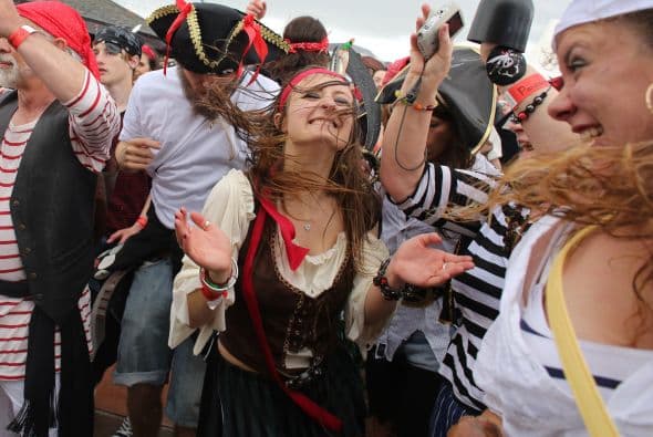 Miles de personas se pusieron de cabeza bufandas y camisas a rayas.