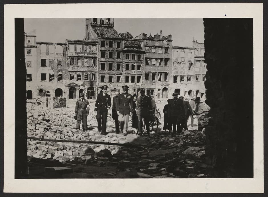 El Bombardeo de Varsovia, 1944: Los desastres naturales no fueron los únicos responsables de llevar a la destrucción casi absoluta a ciudades enteras. Durante la Segunda Guerra Mundial, la Alemania nazi arrasó el casco antiguo de la capital polaca como represalia por el Alzamiento de Varsovia, durante el cual la resistencia polaca causó la muerte a unos 20,000 efectivos nazis.