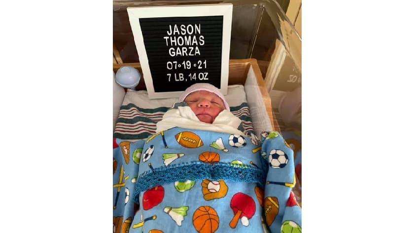 Jason Thomas Garza, nacido el 19 de julio de 2021 en el mismo hospital donde murió su padre tres meses antes víctima de covid-19.