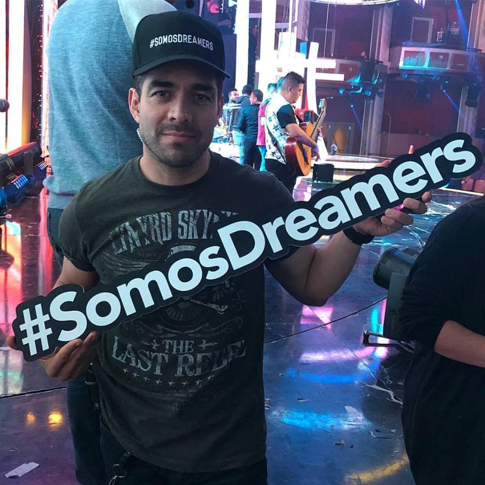 Omar Chaparro estará entre los conductores invitados. El presentador posó gustoso con su gorra y con el hashtag #SomosDreamers.