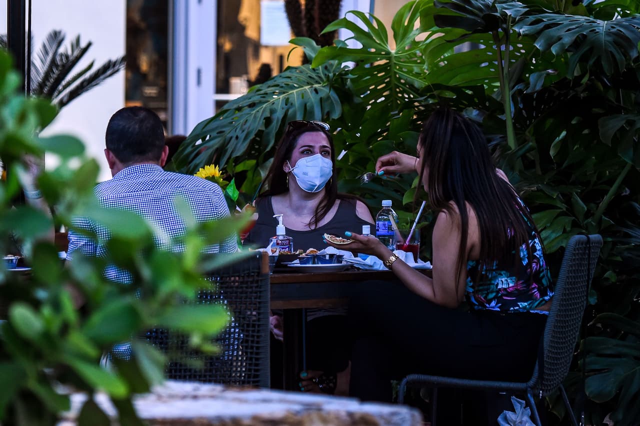 En la orden, recibida con entusiasmo por los dueños de negocios tras los cierres por el aumento de casos de coronavirus, también indican otra serie de reglas para los restaurantes.
<br>