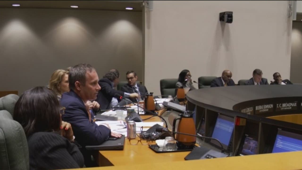 Entra en vigor nuevamente el toque de queda en Dallas