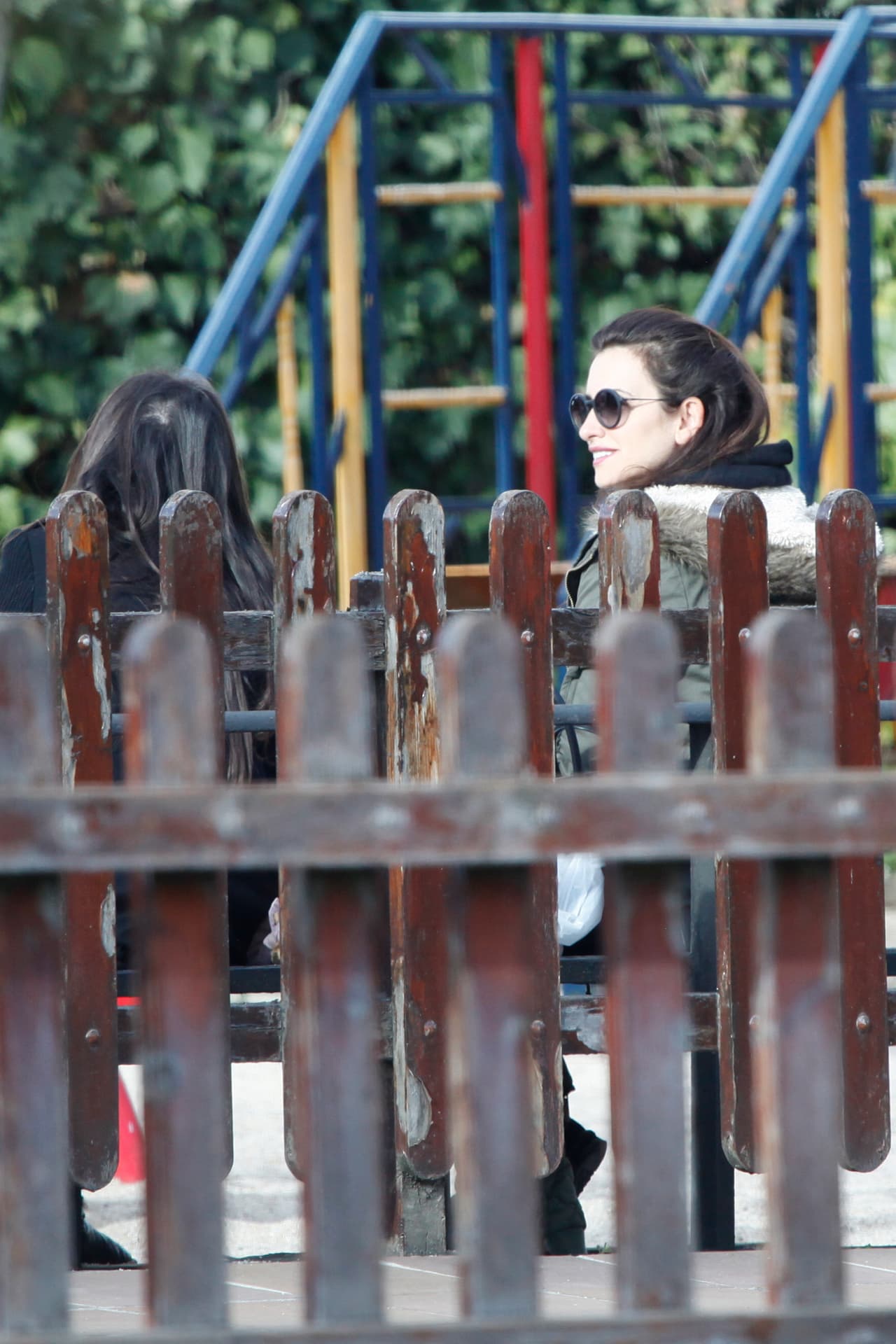 Estuvo muy atenta de sus pequeños mientras jugaban.