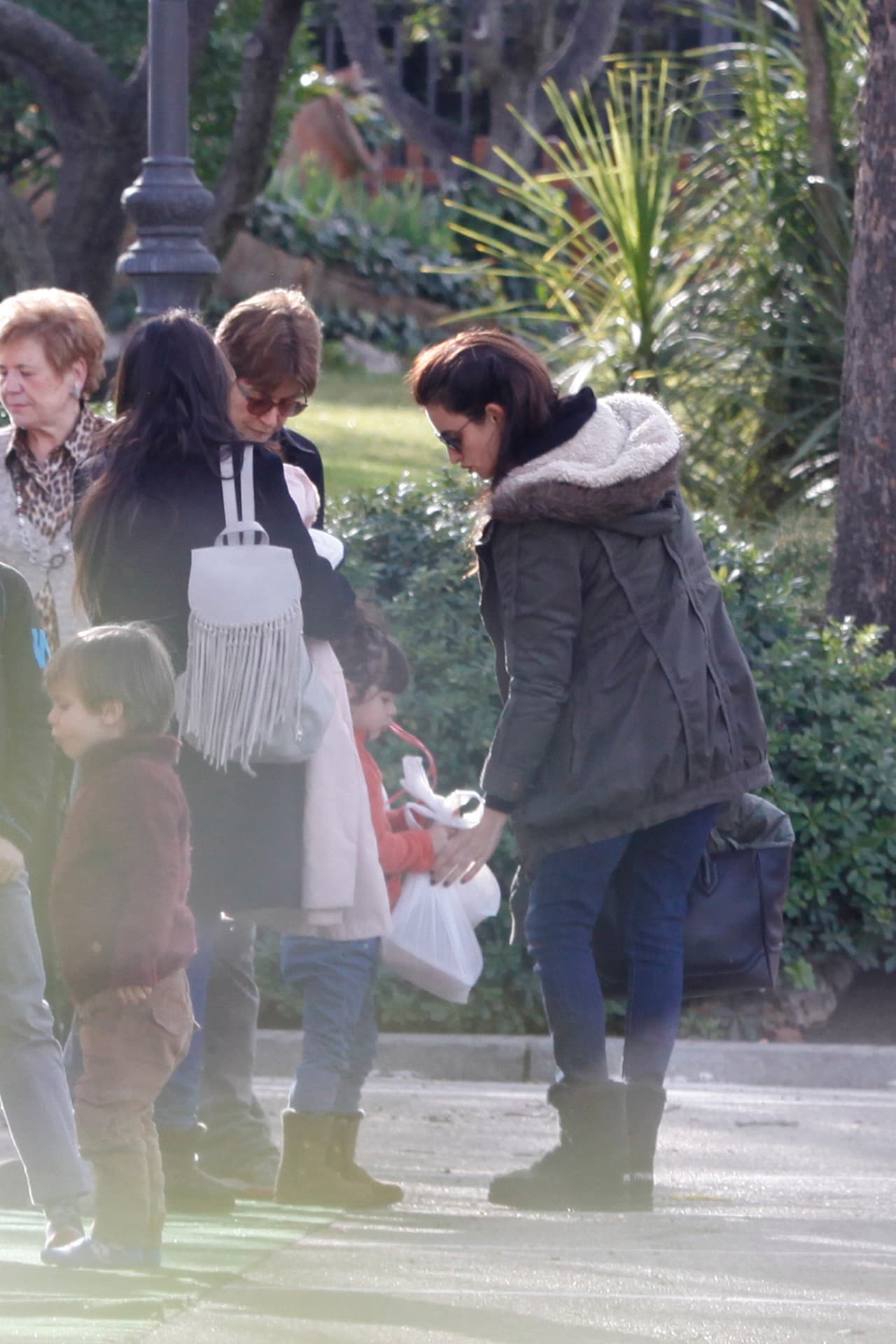 Luna obedeció a su mamá y se bajó de los juegos rápidamente.