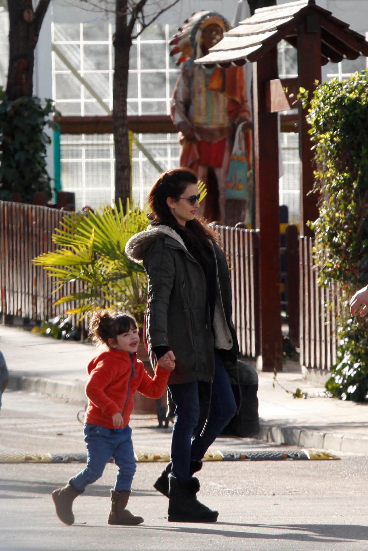 Penélope Cruz fue captada por los paparazzi llegando al parque de juegos junto a sus nenes.