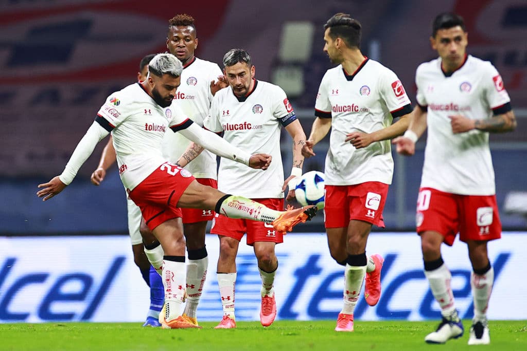 ‘Cabecita’ Rodríguez (6’) y ‘Piojo’ Alvarado (27’) hicieron los primeros dos para La Máquina. Barbieri (44’) descontaba y Canelo (45+2’) emparejaba desde los once pasos. Ya en la segunda mitad, Matías Fernández (63’) retomó la ventaja para los locales. En la J8, Cruz Azul visitará León y Toluca recibirá al Atlas.