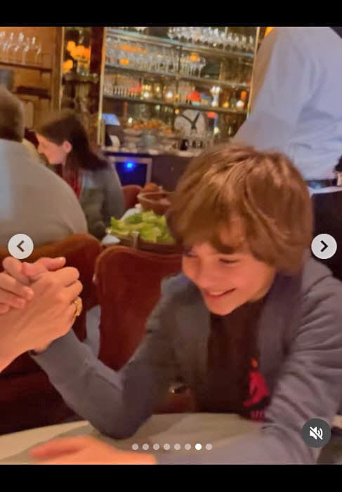 Explicó que 
<b>"es un peso" para ellos</b>: "No eligieron estar ante las cámaras o no eligieron que de pronto salgamos y hay un paparazzi u otro les esté tomando fotos. No eligieron eso".
<br>