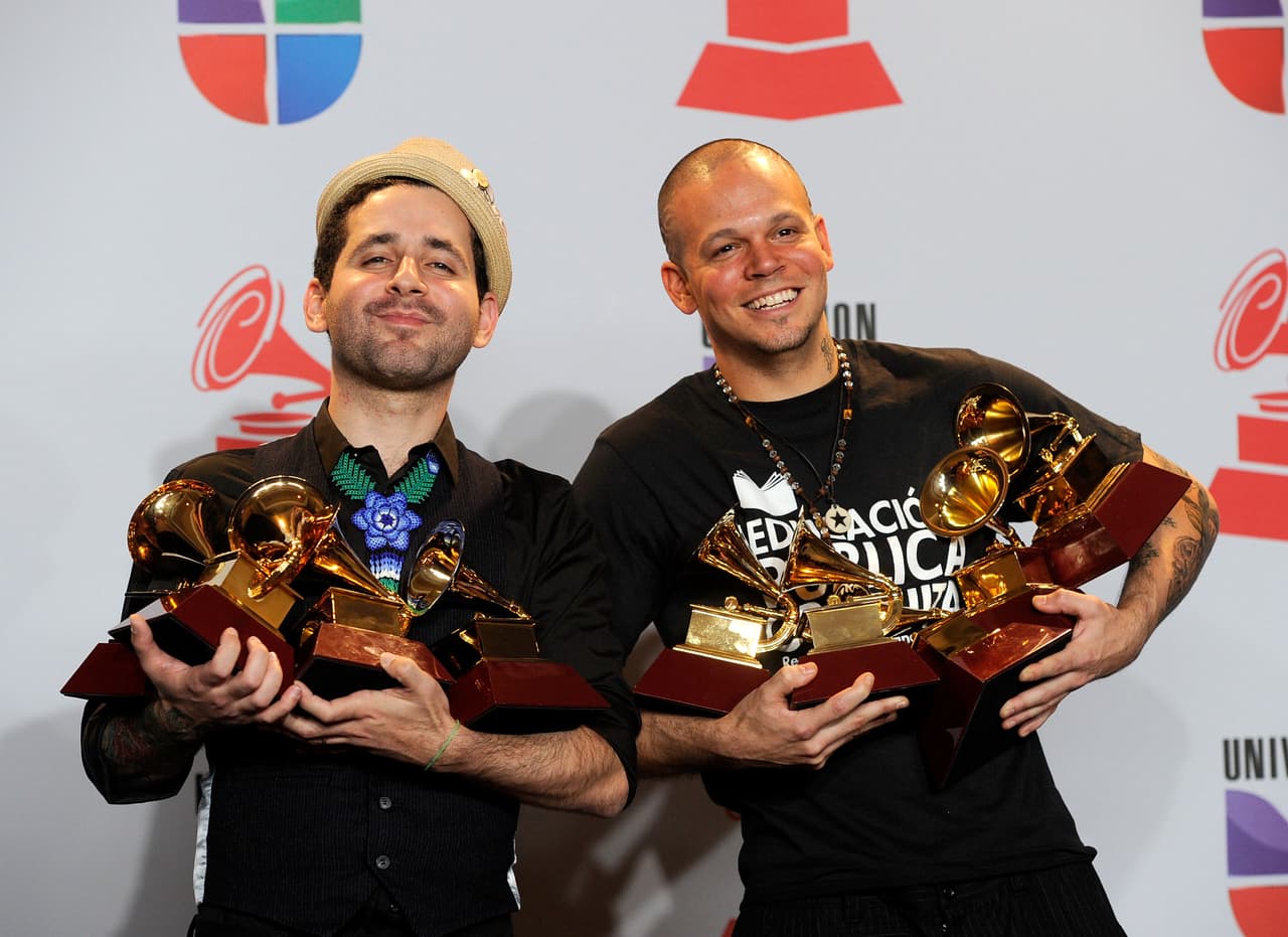 <h2><b>2011, CALLE 13.-</b></h2>
<b> </b>Los boricuas de Calle 13 arrasaron y esa noche se llevaron nueve Latin GRAMMY a casa, como Grabación del Año, Álbum del Año, Canción del Año, Mejor Álbum de Música Urbana. Mejor Canción Urbana, entre otros. ¡Fue una gran noche para ellos.