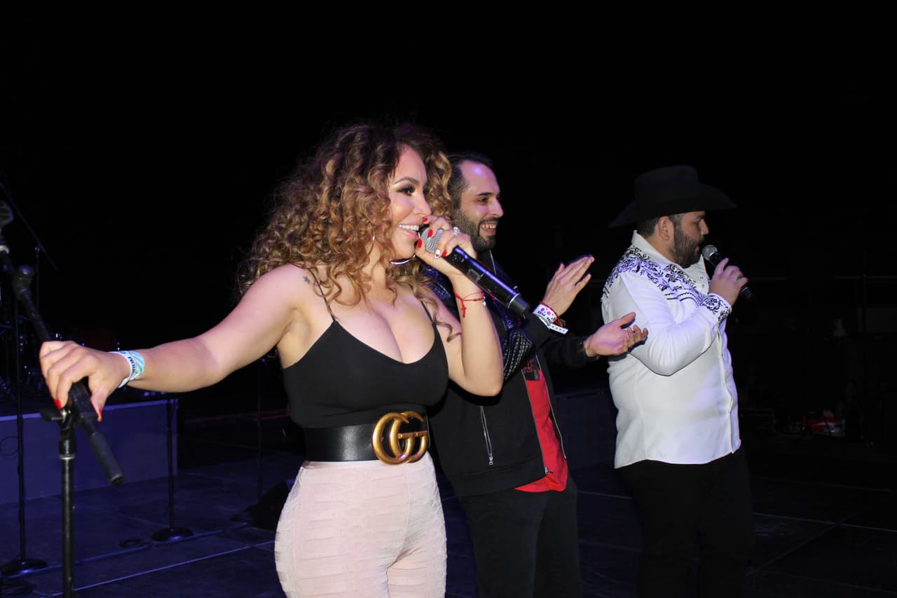Una vez comenzó el evento, los locutores encendieron la tarima con sus ocurrencias.
<br>