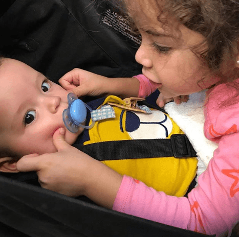 Giulietta y Gael son adorables. Ella recibió con mucho amor a su hermanito, a quien quiere y cuida todo el tiempo.