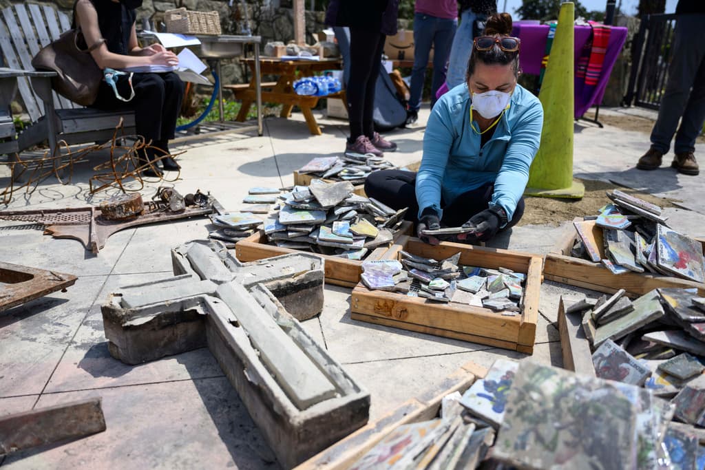 <b>La mezcla de dolor y esperanza en el Viernes Santo</b>: El recorrido del Viernes Santo fue un momento de lamento por lo perdido, pero también una ocasión para renovar la esperanza en medio de las ruinas.