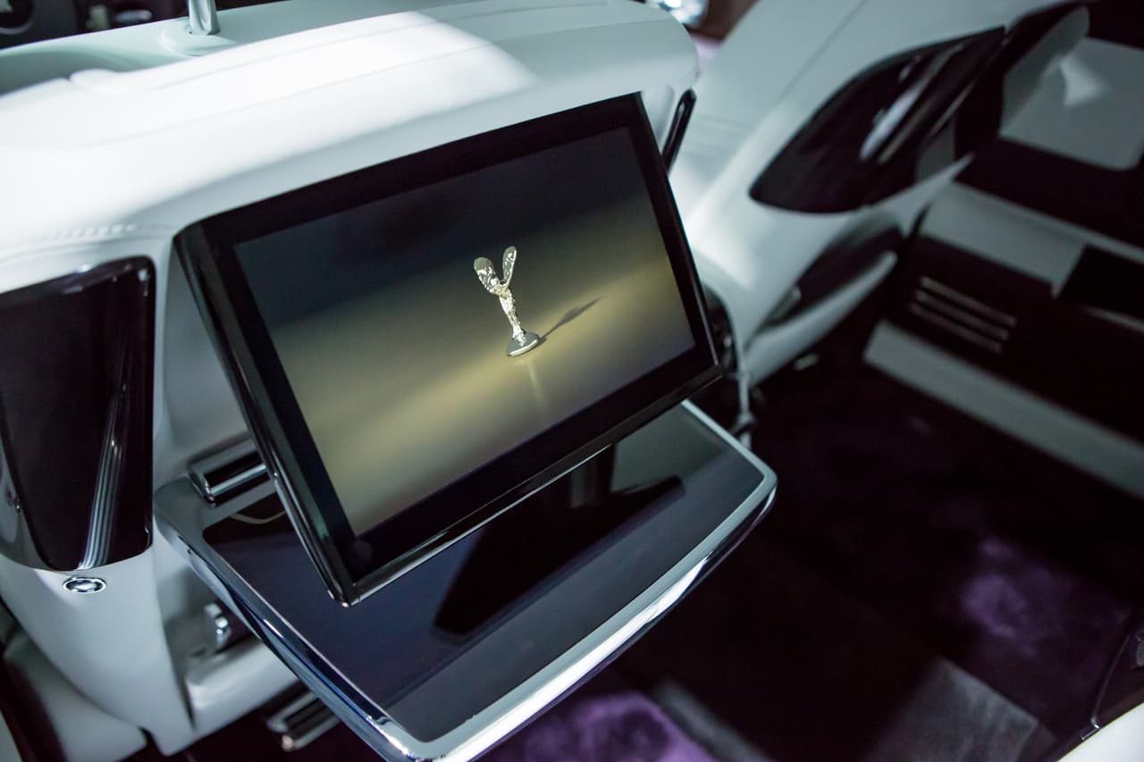 La Suite del Rolls-Royce Phantom VIII es un santuario de serenidad donde la tecnología está escondida hasta que se hace necesaria. Como la servidumbre de la realeza inglesa.