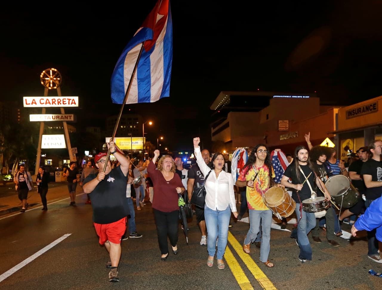Alan Díaz estuvo en la Pequeña Habana la noche del sábado, 26 de noviembre de 2016, cuando cubanos estadounidenses celebraban la noticia de la muerte del dictador cubano Fidel Castro, Saturday, Nov. 26, 2016.