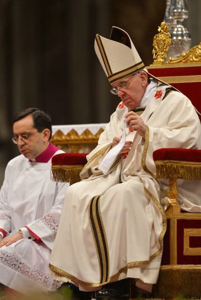 La misa oficiada en la basílica de San Pedro del Vaticano abre el Triduo Pascual en el que los sacerdotes renuevan las promesas sacerdotales, pobreza, castidad y obediencia.