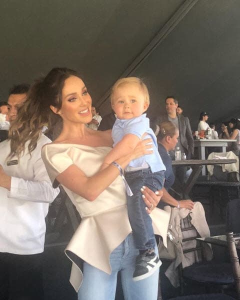 "Es increíble cómo los bebés sienten todo. ¡
<b><a href="https://www.univision.com/famosos/anahi-vuelve-a-mostrar-el-talento-de-su-hijo-manuelito-para-cantar-video" target="_blank">Está súper 'chipil' </a></b>(sentimental)! A veces está muy feliz y a veces llora, pero no sabe qué pasa", dijo la intérprete de 
<b><a href="https://www.youtube.com/watch?v=9bJfY7SNmWE" target="_blank">'Mi delirio'</a></b>.