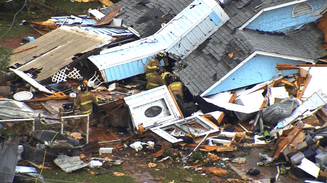 Cadena de tornados azota a cinco estado y causa la muerte de dos personas