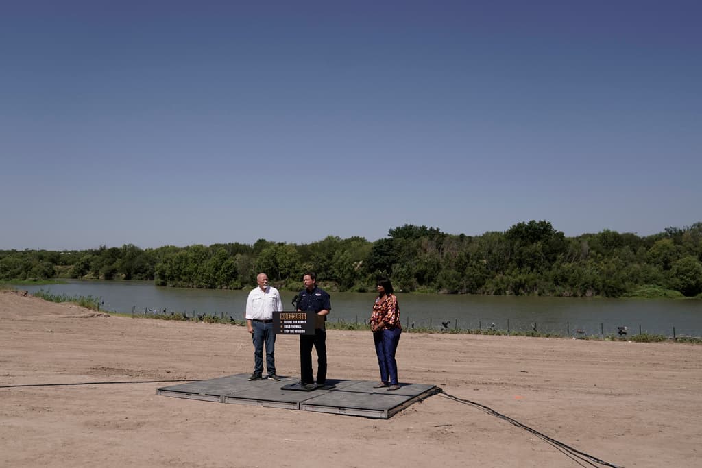 Los electores ubicados en el centro político se han mostrado también en los últimos meses a favor de políticas de inmigración más enérgicas ante el aumento de los cruces fronterizos ilegales.