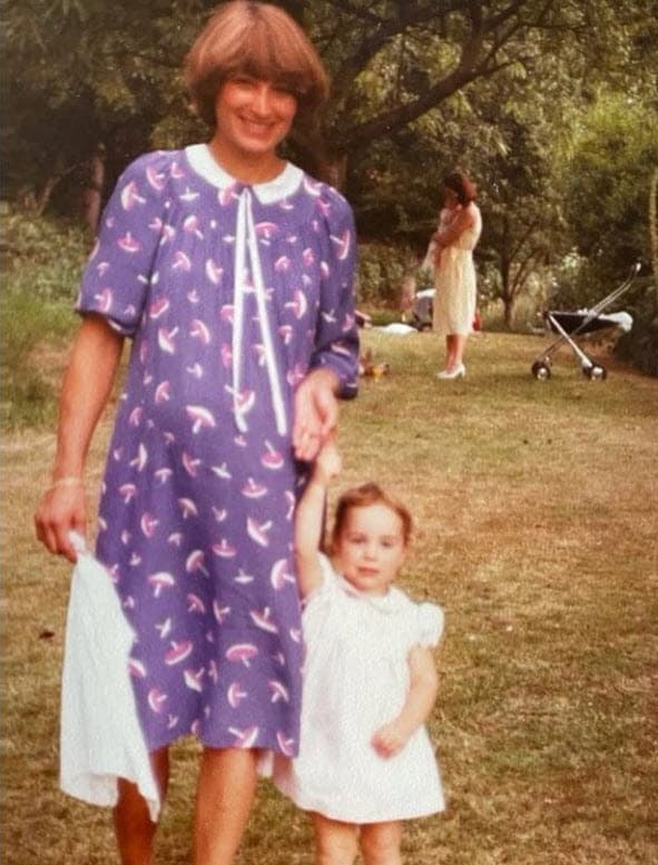 Otra foto que se compartió fue esta en la que se puede ver a la duquesa cuando era niña, tomada
<b><a href="https://www.univision.com/famosos/la-foto-que-revela-el-increible-parecido-entre-kate-middleton-y-su-madre-fotos" target="_blank">de la mano de su madre, Carole Middleton</a></b>: "Celebrando a otras dos madres especiales hoy", se lee en el mensaje de la publicación.
<br>
