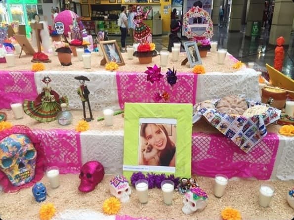 Ante el dolor que atraviesa por esa pérdida, la presentadora de 56 años publicó en Instagram 
<b><a href="https://www.instagram.com/p/B3ivSTgghuh/" target="_blank">una foto</a></b> de una ofrenda dedicada a su hija.