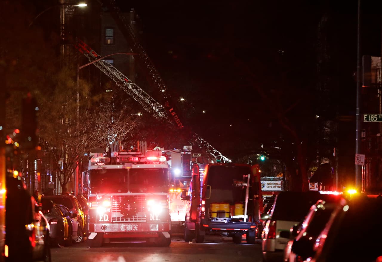 Los bomberos respondieron al fuego el jueves 28 de diciembre por la noche. Fue una madrugada complicada en la ciudad ya que se registraron varios incendios más: uno en un edificio de tres pisos en Bedford-Stuyvesant en Brooklyn, en donde murió al menos una persona, y otro en Queens, que dejó personas lesionadas.