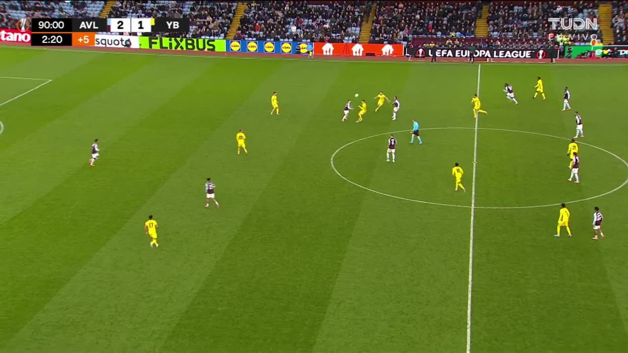 ¡TIRO ATAJADO! disparo por Ollie Watkins.