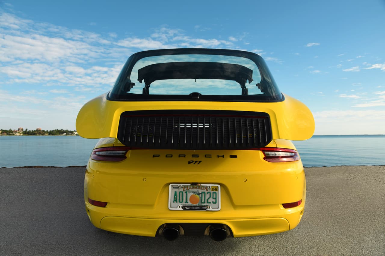 el techo Targa, que realmente define y diferencia este modelo del resto de la gama. Ver el mecanismo en acción para abrir o cerrar el techo es siempre un espectáculo.