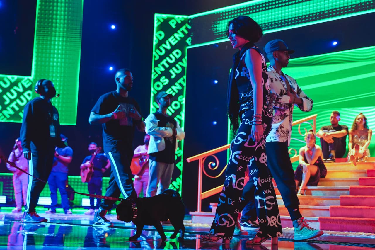 Hasta 'El Gordo', el famoso pug de la familia Aguilar, estuvo presente en esta ocasión y al tanto de los ensayos de Ángela.