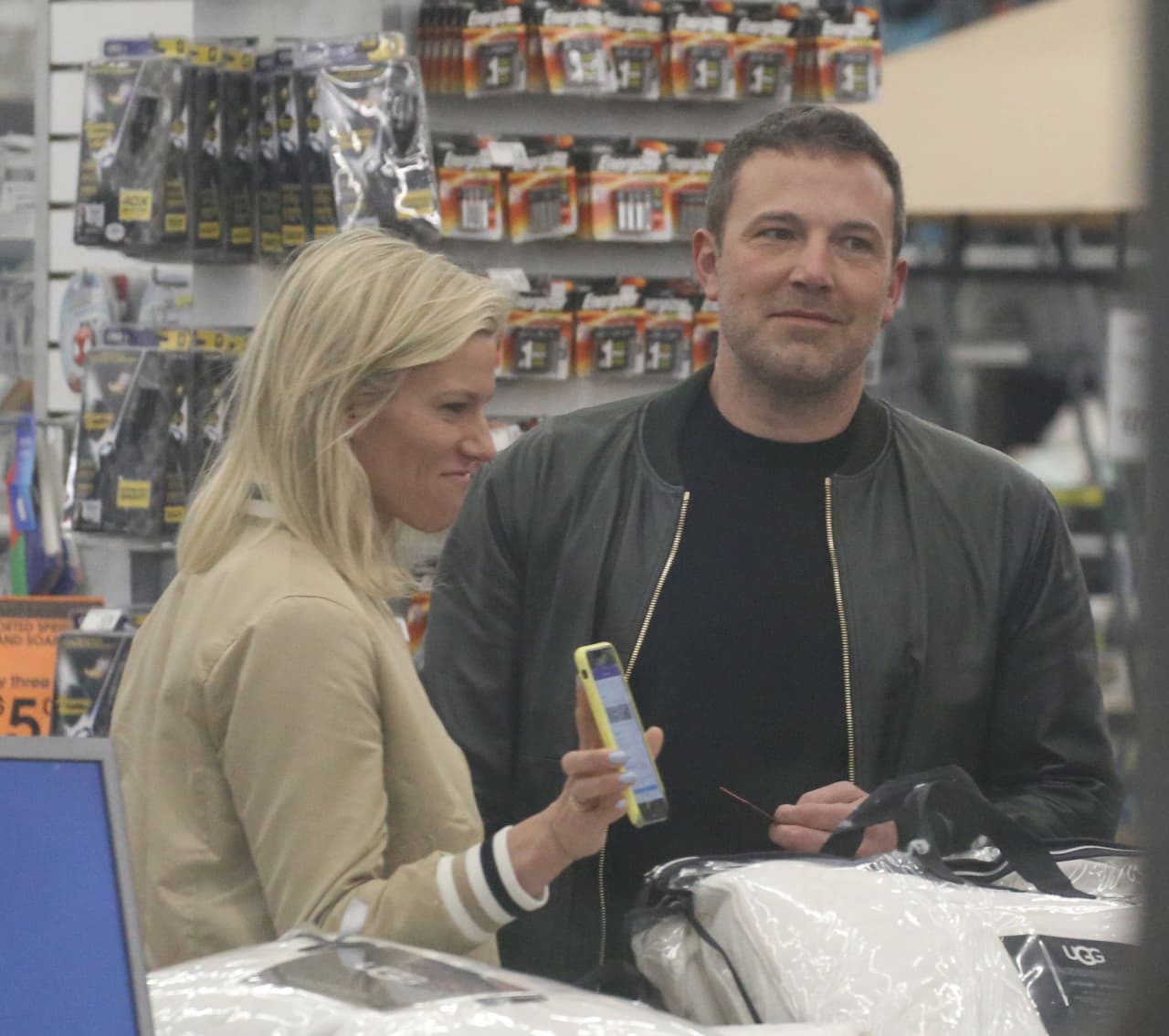 Lindsay Shookus 
<b><a href="https://www.univision.com/entretenimiento/ben-affleck-gasta-casi-20-millones-de-dolares-en-una-casa-al-lado-de-su-ex-por-una-buena-razon" target="_blank">mantuvo un romance con el actor</a></b> de 2017 a 2019.
<br>