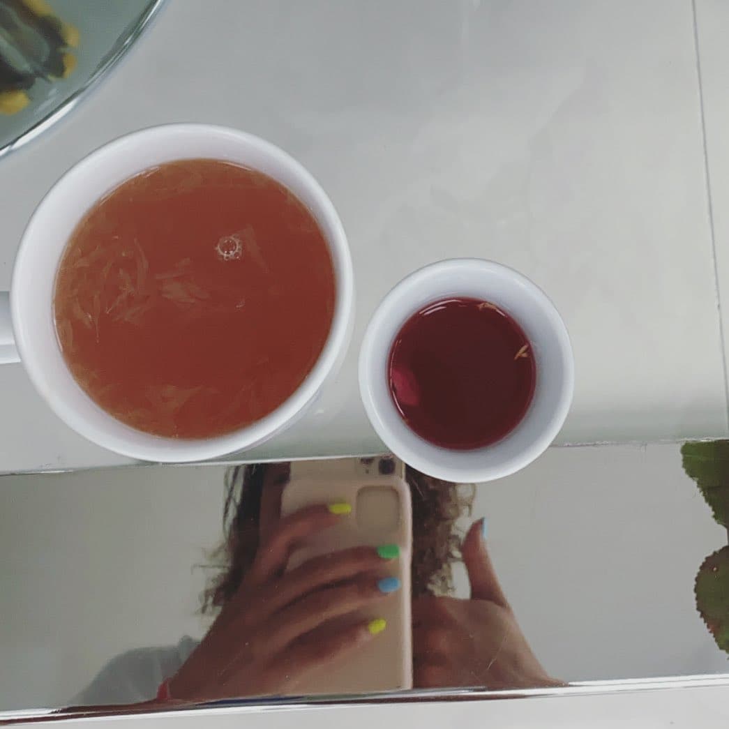 Clarissa se ha cuidado al por mayor y ha tomado algunos remedios caseros recomendados por amistades: "Hora de tomar té, medicina y remedio casero con actitud positiva que es lo más importante".