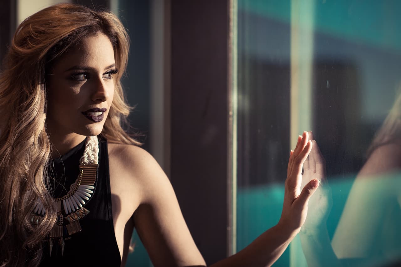 Ese color chocolate, casi negro que lleva en los labios se le ve dramático y espectacular.