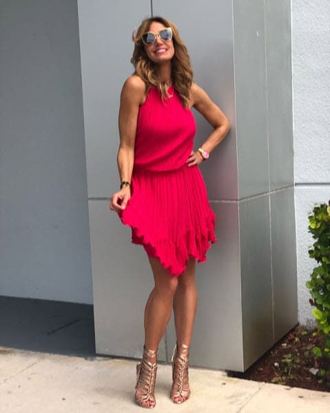 9. Aquí podemos verla con un vestido corto y unas sandalias doradas de tiras.