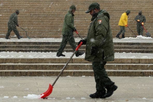 Los trabajadores del Servicio de Parques Nacionales también participan en las tareas para palear la nieve de los escalones del Lincoln Memorial.