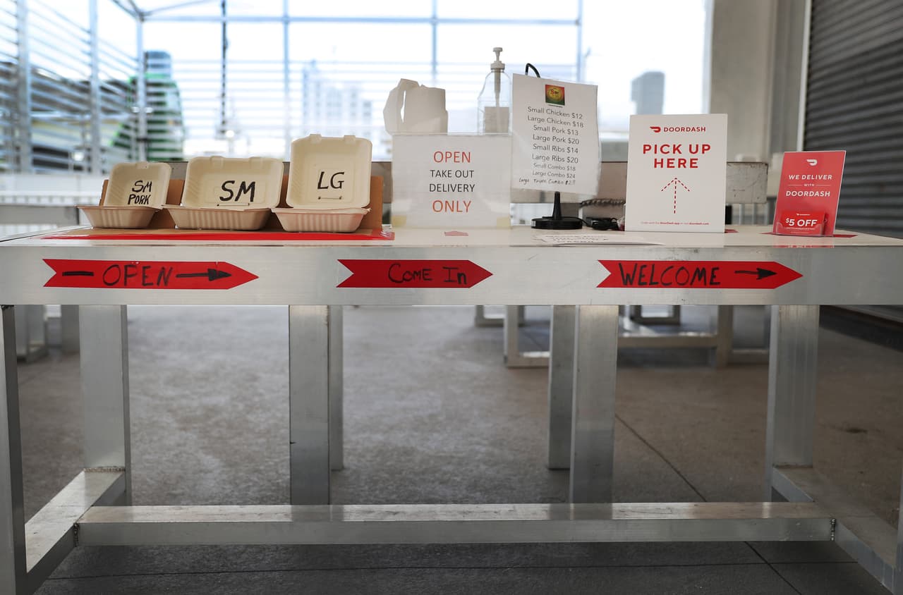 Los restaurantes también han tomado medidas sanitarias para agilizar el servicio y poder mantener a sus clientes con el distanciamiento social adecuado.