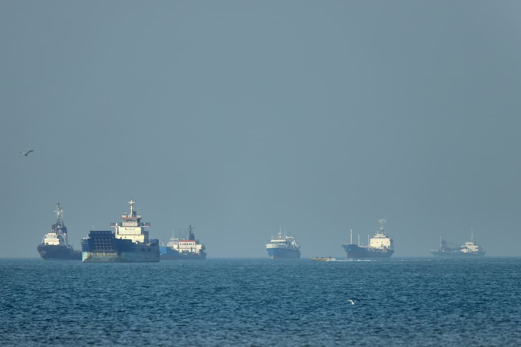 La ONU pone en marcha un plan para evacuar a 11,000 marineros varados a través del estrecho de Ormuz