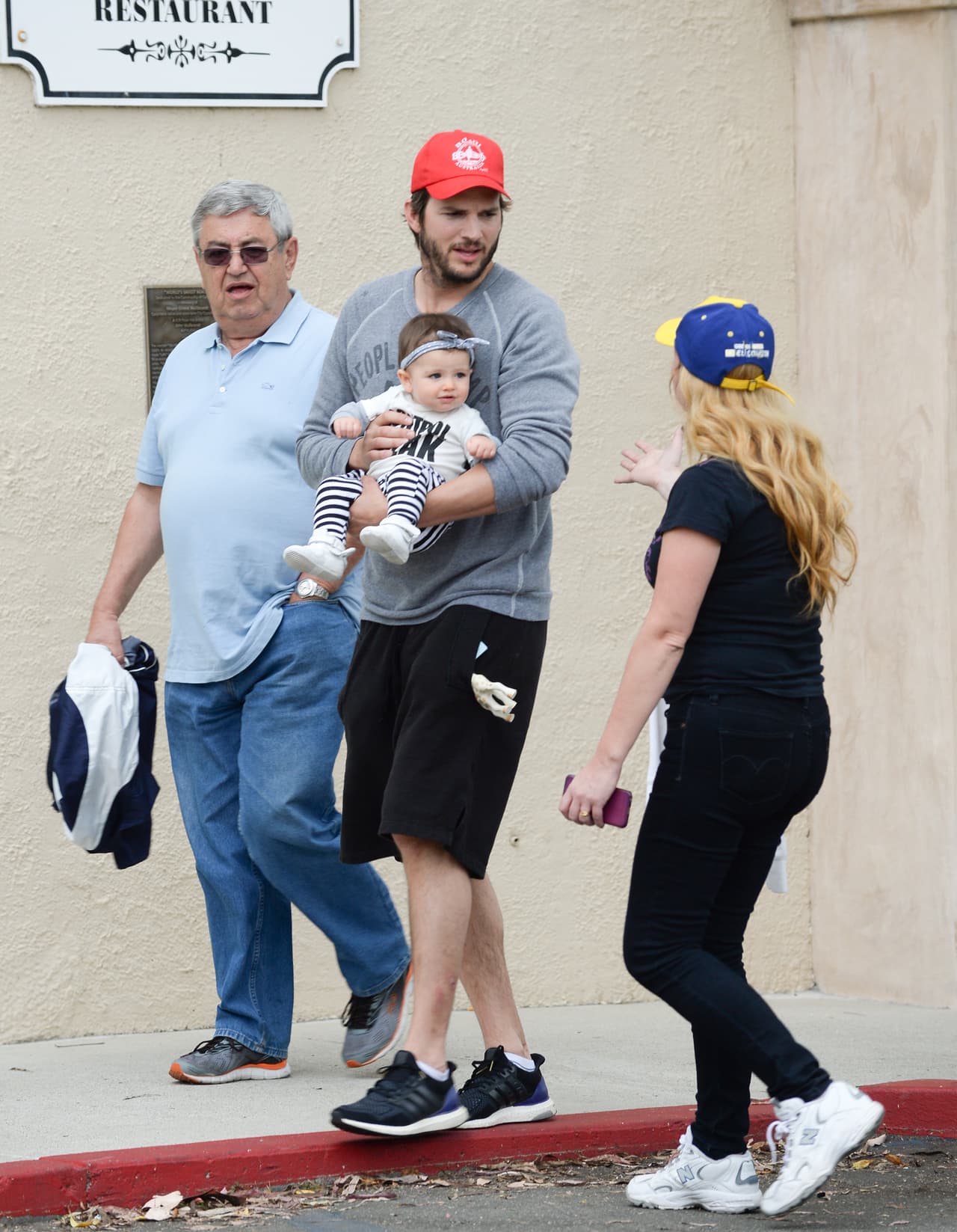 Una fan se acercó a pedirle una foto.