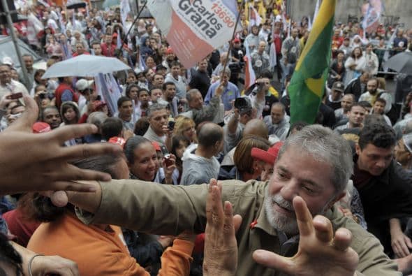 Lula y Rousseff recorrieron en un carro abierto cerca de tres kilómetros de la ciudad industrial, en la cual nació el PT, y promovieron otros candidatos del partido al Congreso.