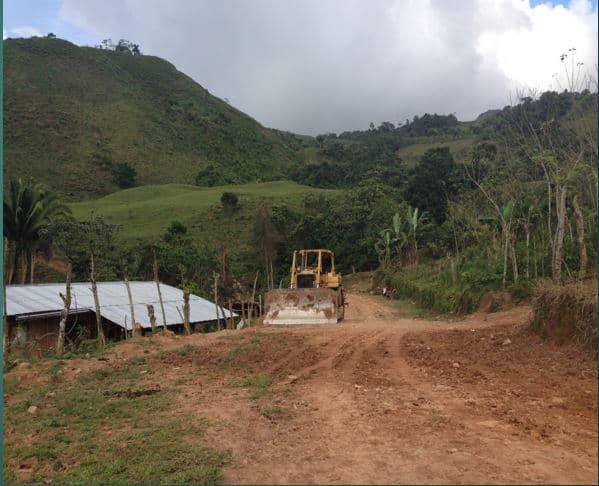La minera sostiene que la construcción de esta carretera beneficia a los pobladores.
