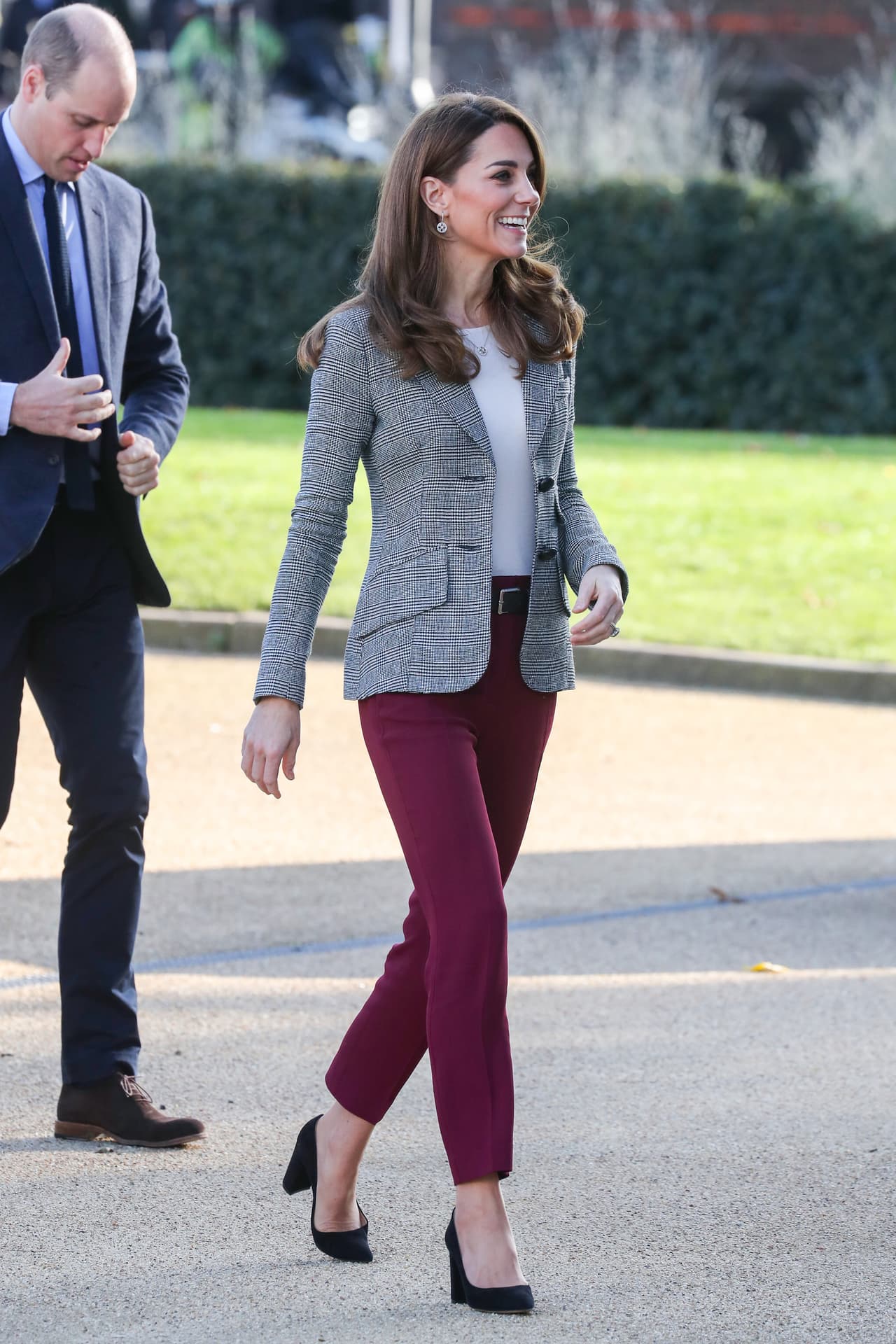 Se trataron de unos zapatos en gamuza negros de la marca Gianvito Rossi de tacón grueso con una altura de 3.34 pulgadas, que según 
<a href="https://www.vogue.com/vogueworld/article/kate-middleton-comfortable-work-pumps-gianvito-rossi" target="_blank">Vogue</a>, son particularmente cómodos para trabajar porque no son muy altos pero tampoco excesivamente bajos.