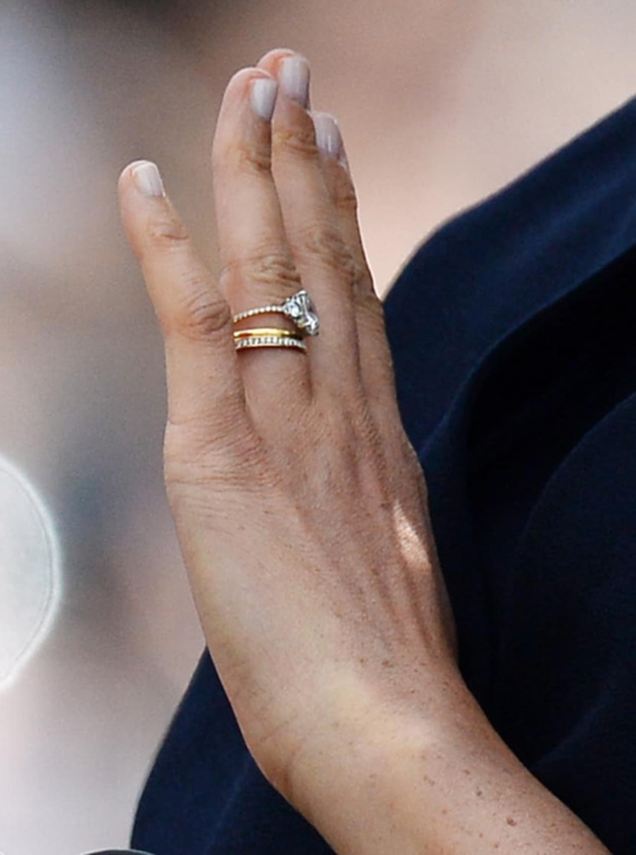 De acuerdo a la publicación, además de los diamantes, el anillo tiene la gema de nacimiento de Harry, la de Meghan y la del bebé Archie Harrison, quien
<b><a href="https://www.univision.com/famosos/meghan-markle-y-el-principe-harry-presentan-a-su-bebe-archie-harrison-mountbatten-windsor-fotos"> llegó al mundo</a></b> el pasado 6 de mayo de 2019.