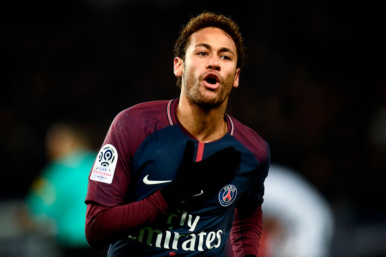 Neymar, que ya no podrá ser campeón de Champions League esta temporada, quiere brillar con PSG para alcanzar el Balón de Oro. Ese interés lo sienten los hinchas, que en ocasiones lo han silbado.
